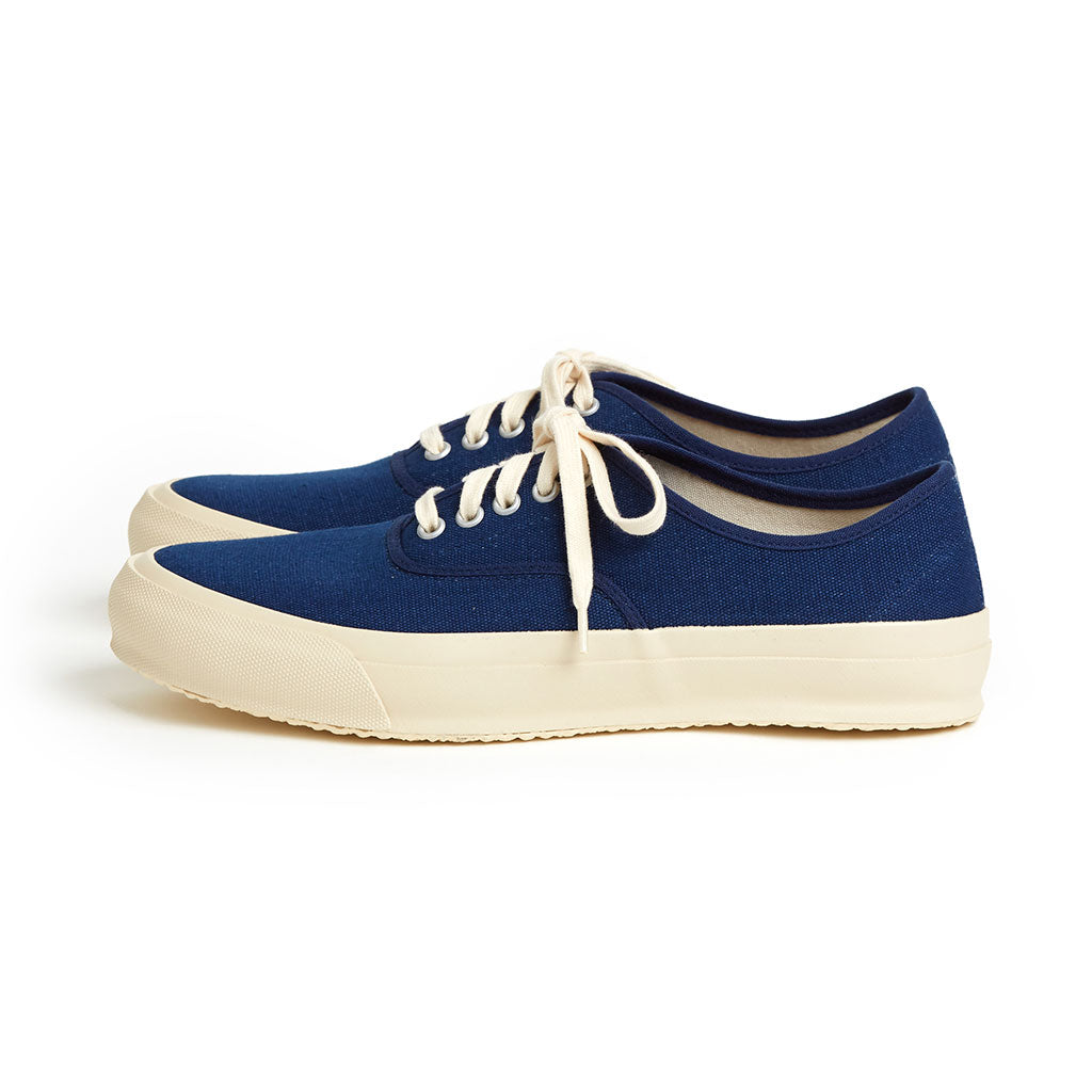 01.
The canvas trainer
...