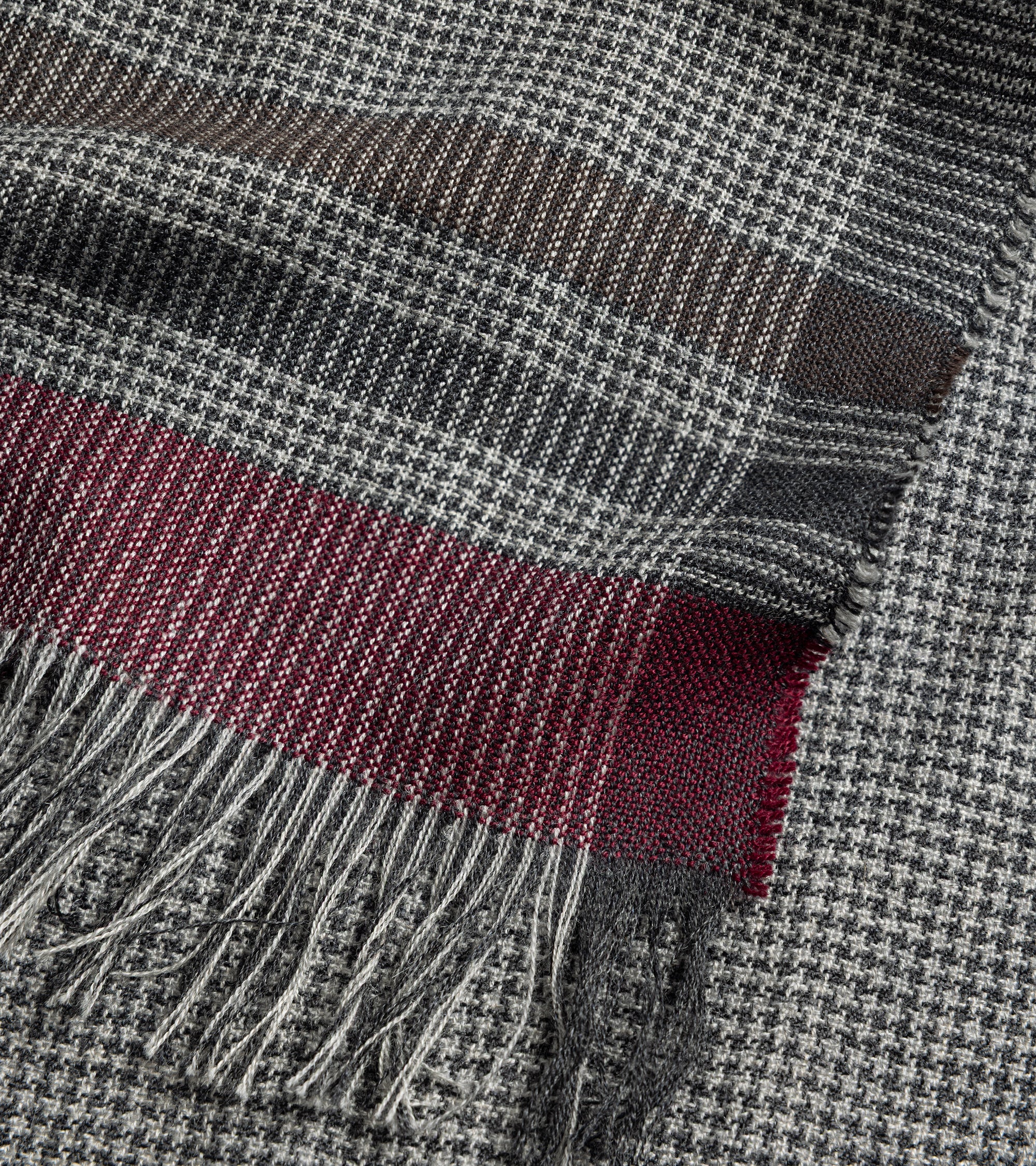 Begg x Co Kishorn Pressed Mach Puppytooth Cashmere Scarf: Grey/Wine