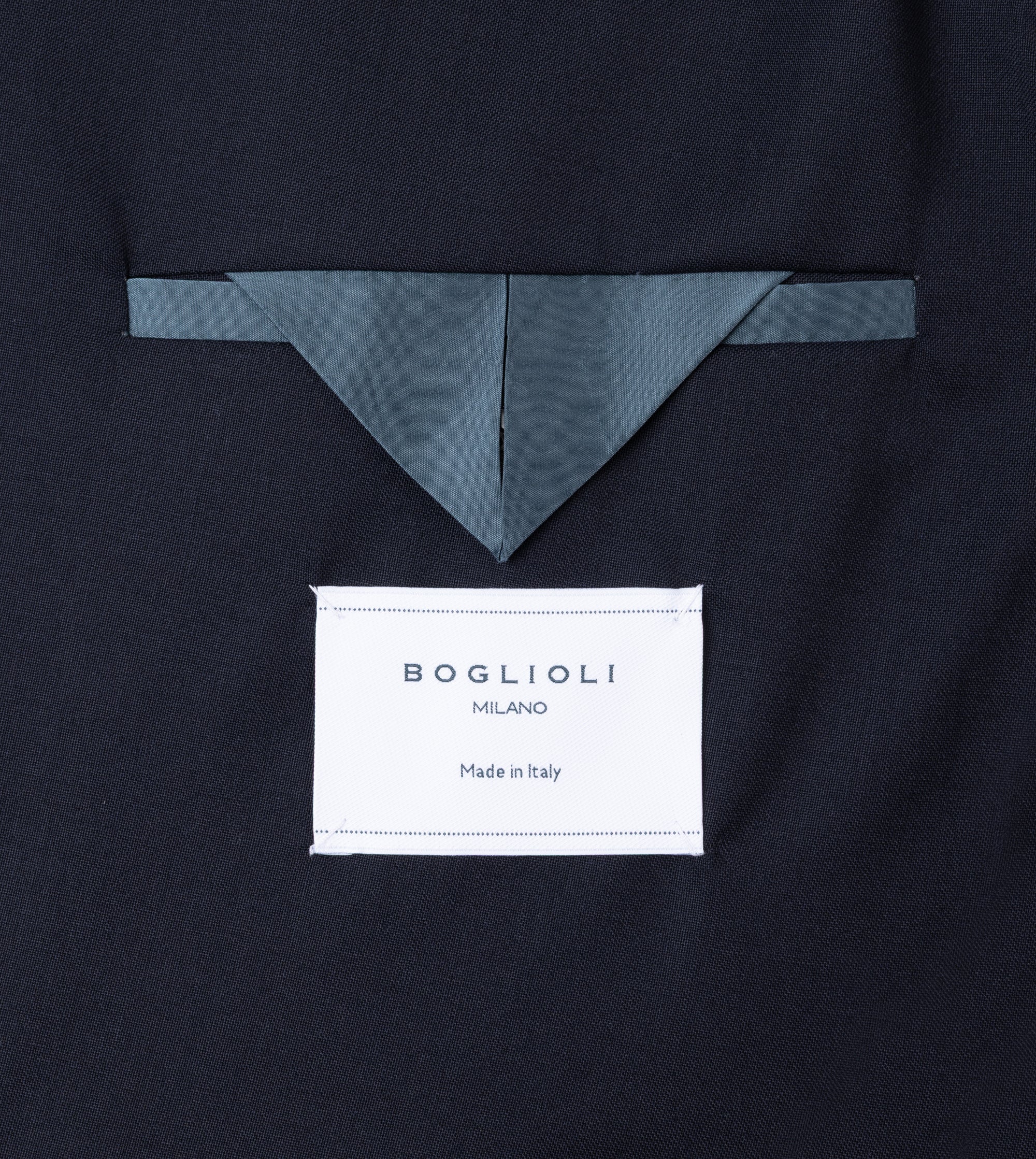 Boglioli lightweight wool travel suit jacket in navy, close-up detail of the inner pocket and label.